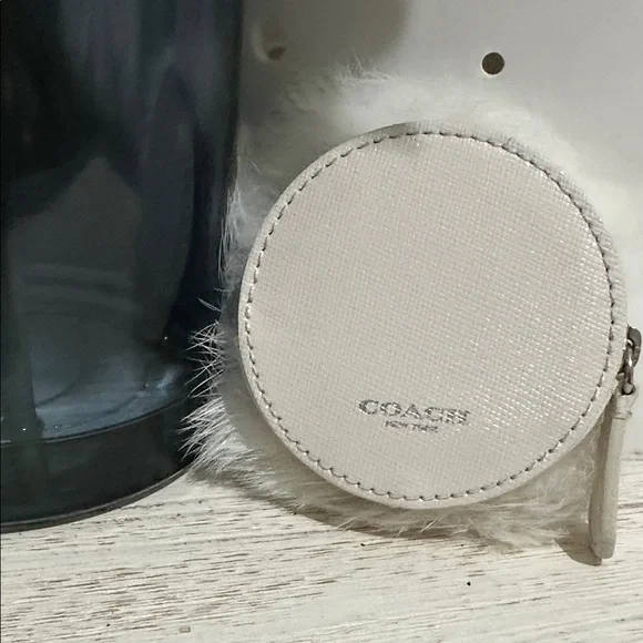 Fluffy White Cat Face Coin Accessory - Picture 4 of 7